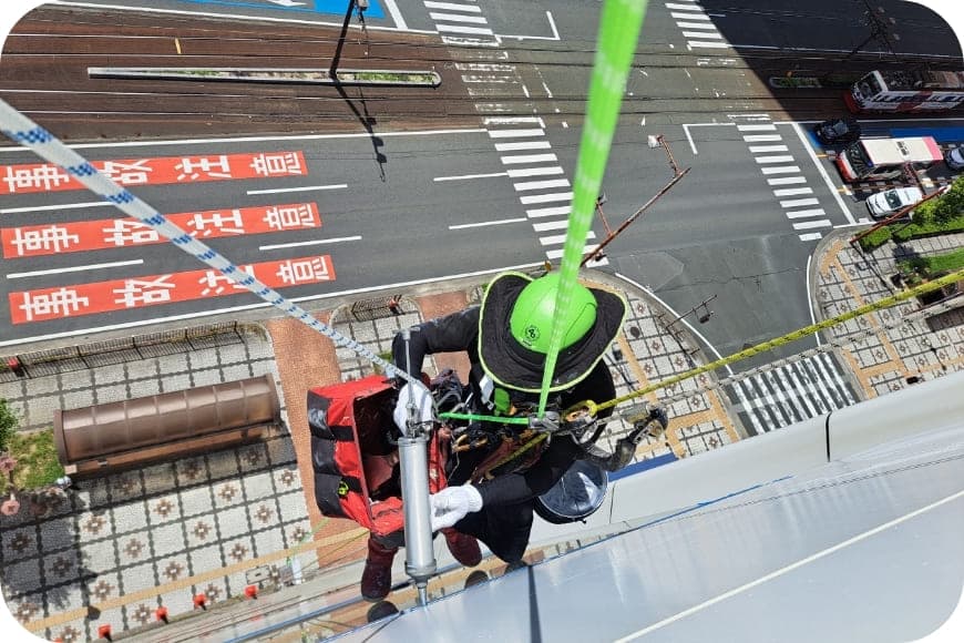 パネル目地シール打ち替え工事の現場写真