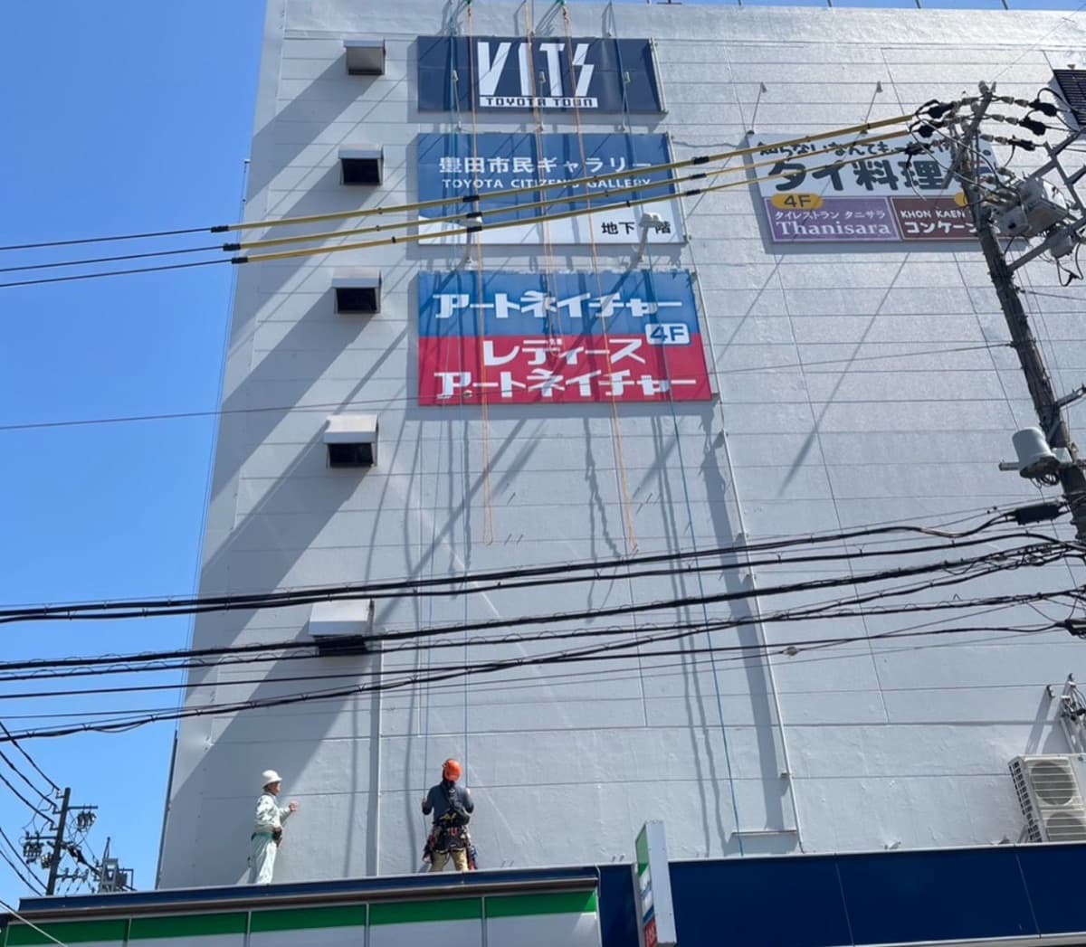 商業施設の看板フィルム施工