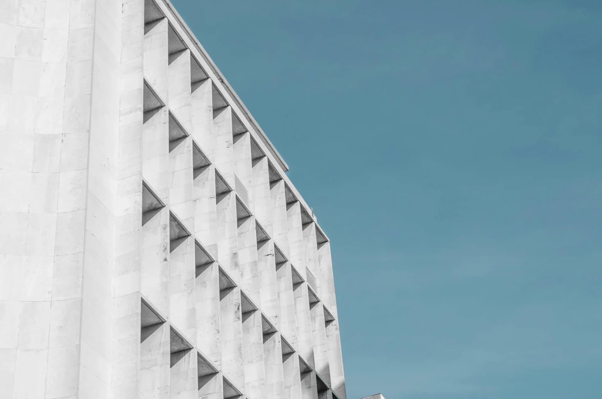 高層ビル・マンションのエアコン工事にロープアクセスが有効な理由(写真5)